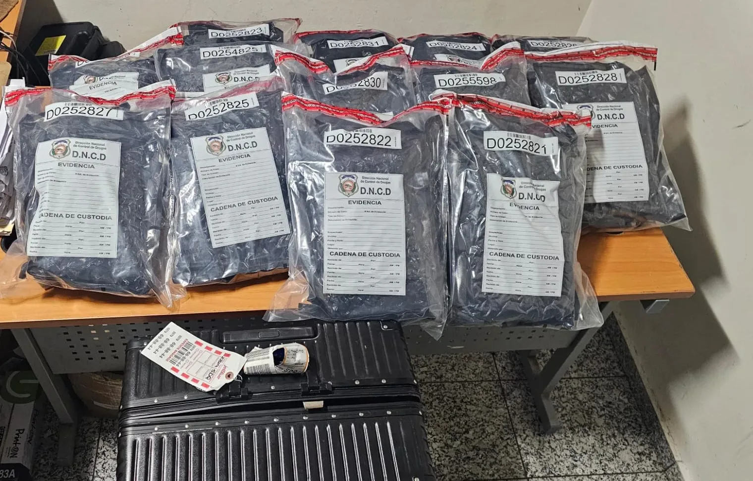 Autoridades interceptan en el AILA maleta con 25 paquetes de marihuana