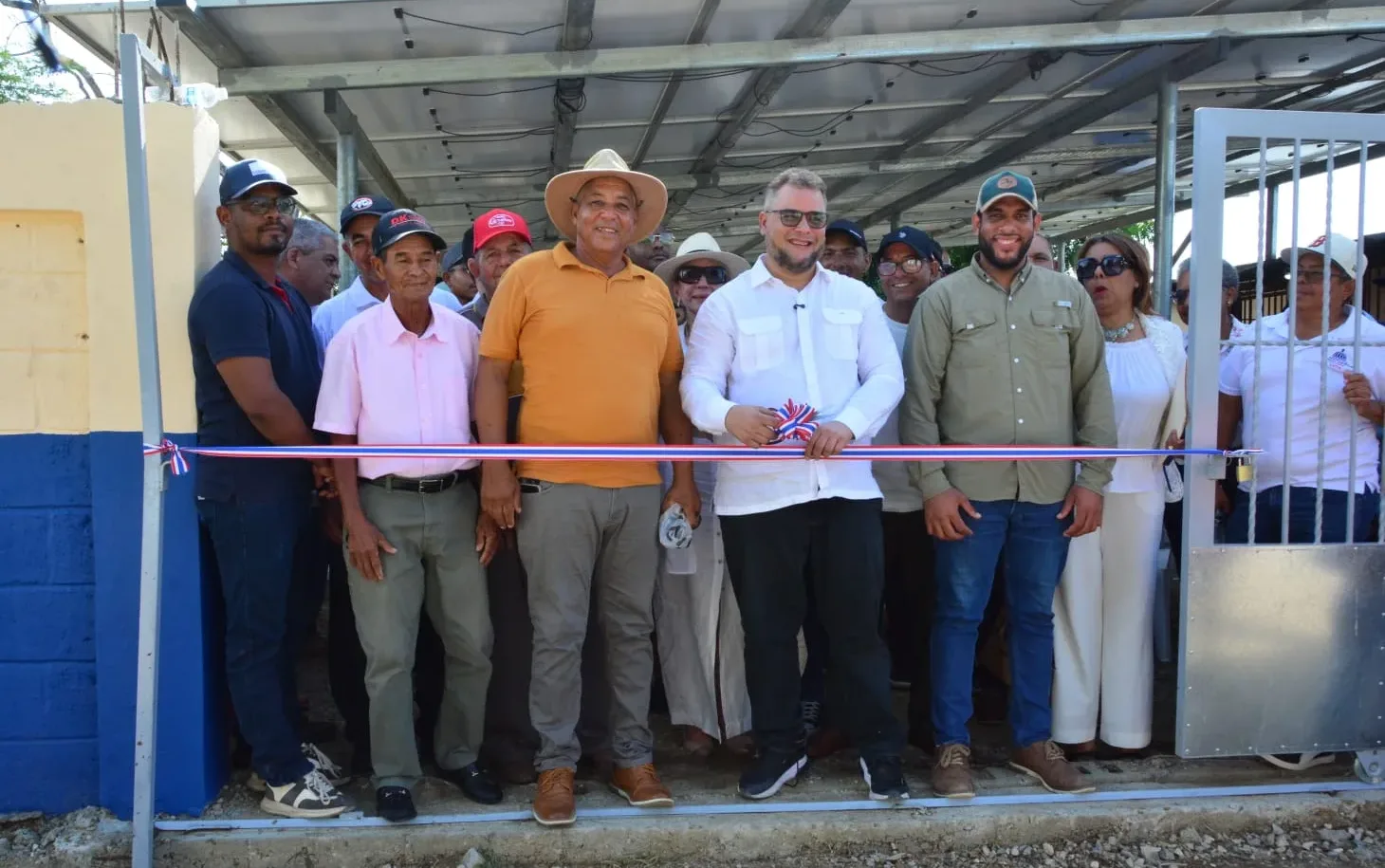 FEDA entrega sistema de energía solar a Ganaderos de Montecristi