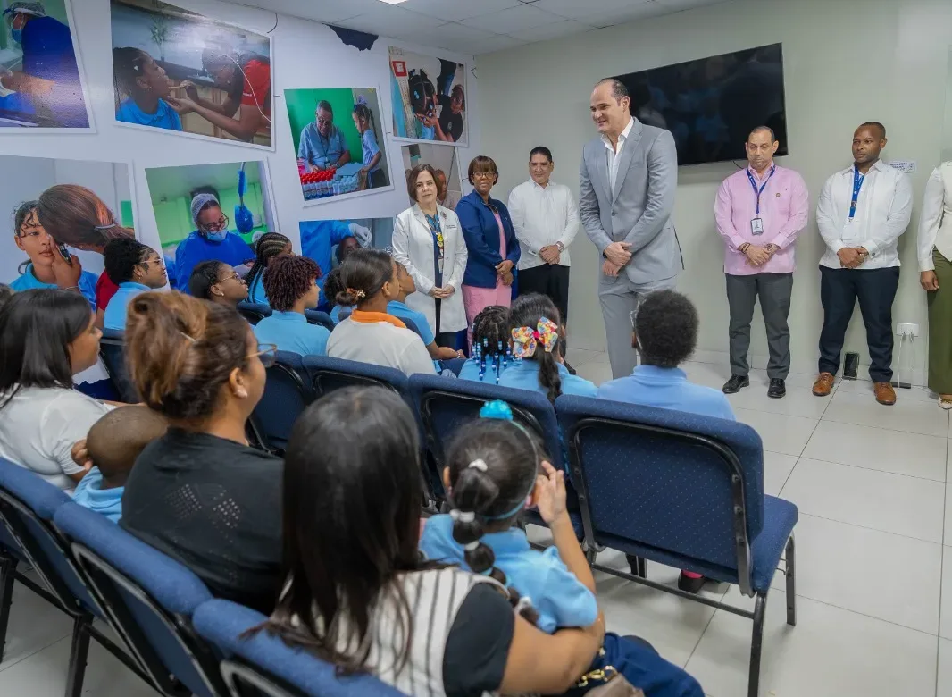 INABIE mejora la calidad de vida de 13 estudiantes con cirugías oftalmológicas especializadas
