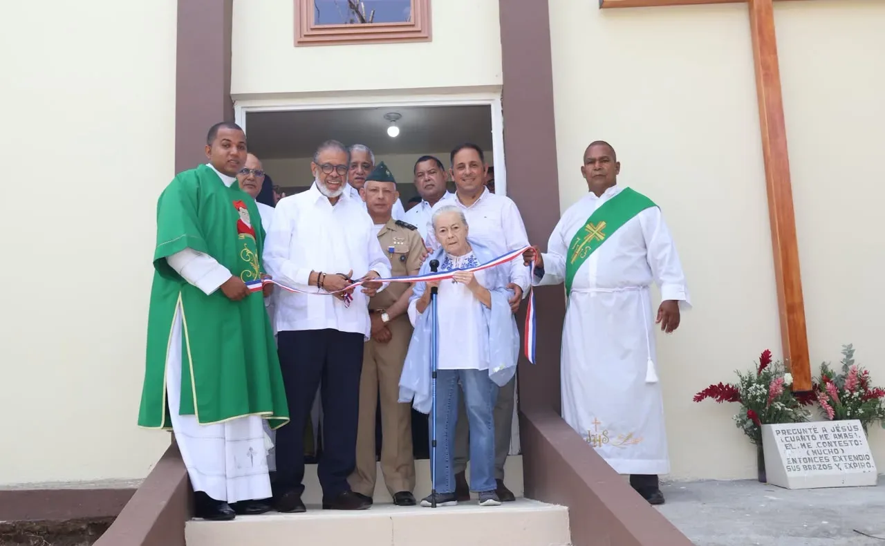 Desarrollo de la Comunidad entrega remozada capilla en Sabana Iglesia, Santiago