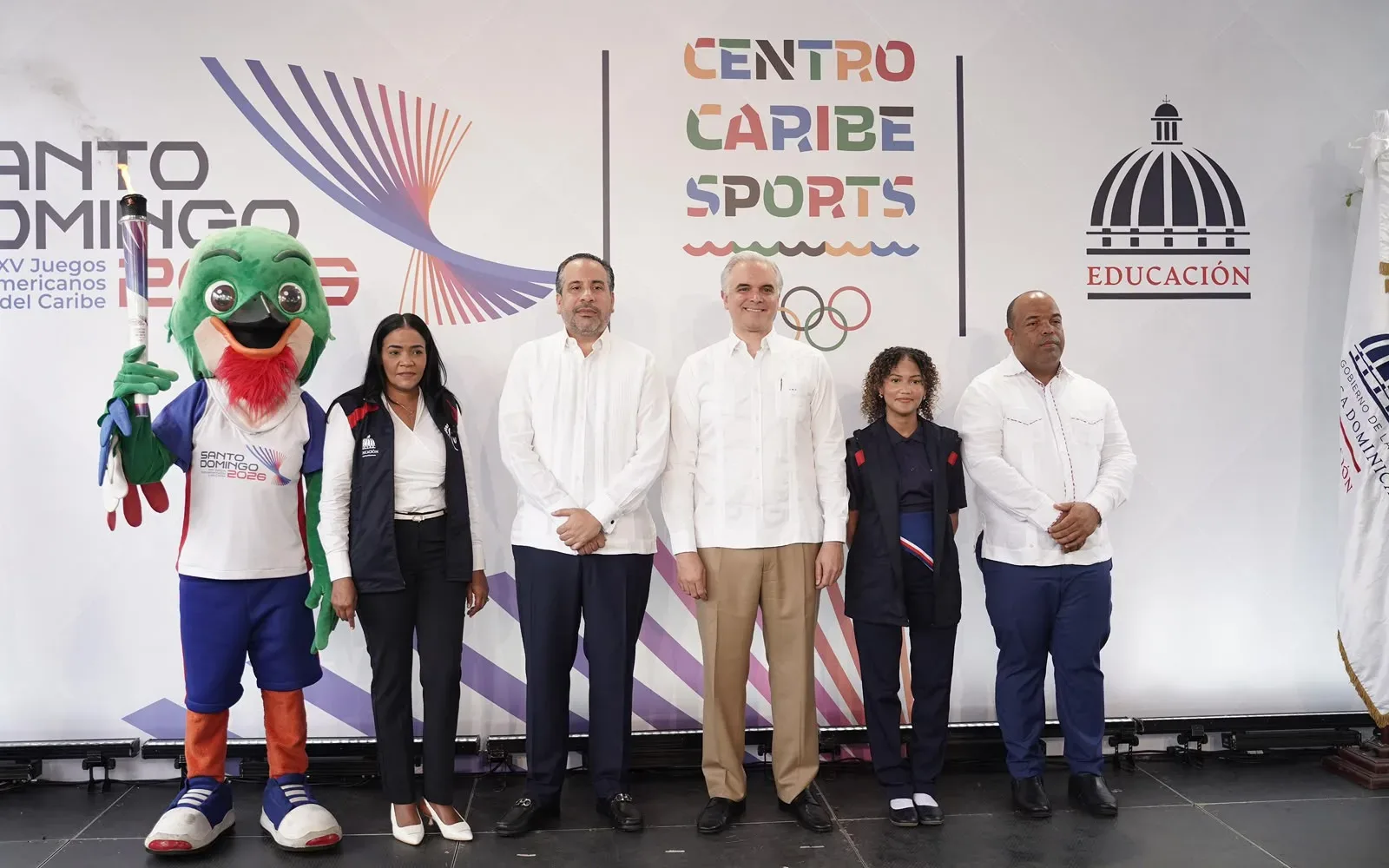 Ministro Luis Miguel De Camps recibe antorcha de los XXV Juegos Centroamericanos y del Caribe Santo Domingo 2026