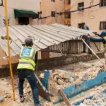 Alcaldía del Distrito Nacional elimina 11 estructuras que obstaculizaban la acera en Guachupita