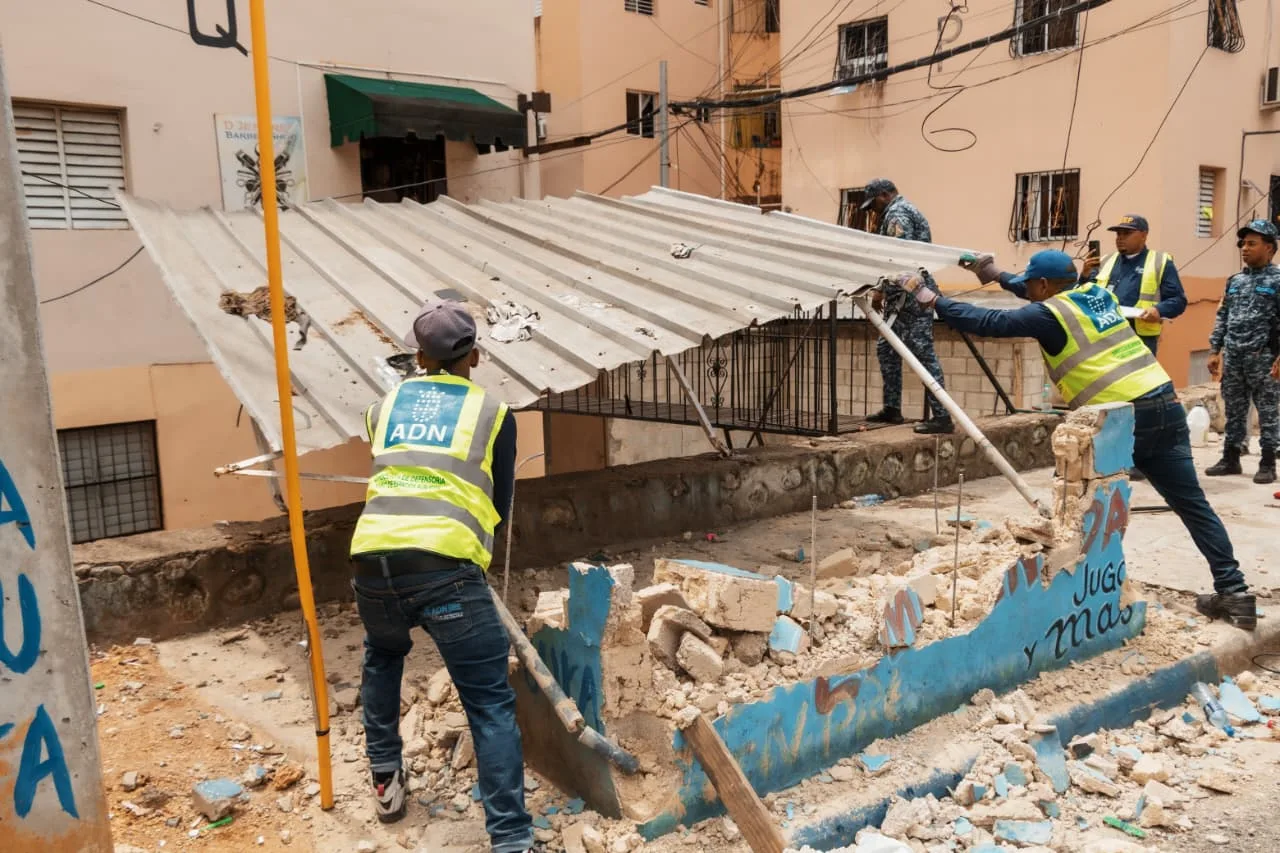 Alcaldía del Distrito Nacional elimina 11 estructuras que obstaculizaban la acera en Guachupita