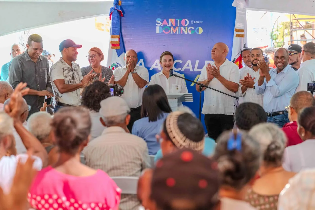 Carolina Mejía encabeza masivo operativo médico social en Capotillo