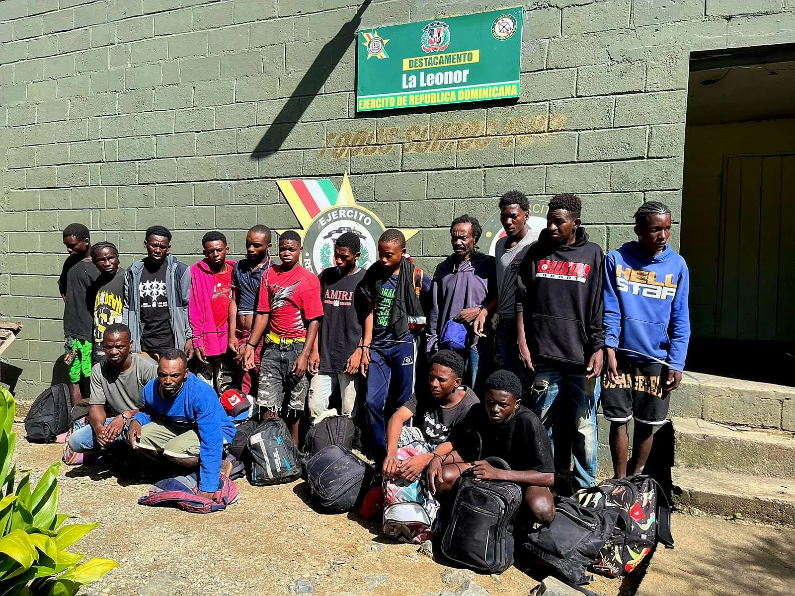 Patrullas del Ejército interceptan a 54 migrantes indocumentados en Montecristi y Santiago Rodríguez