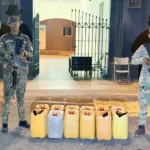 Soldados del Ejército ocupan 240 litros de clerén durante operativo en Playa Punta Luna, Montecristi