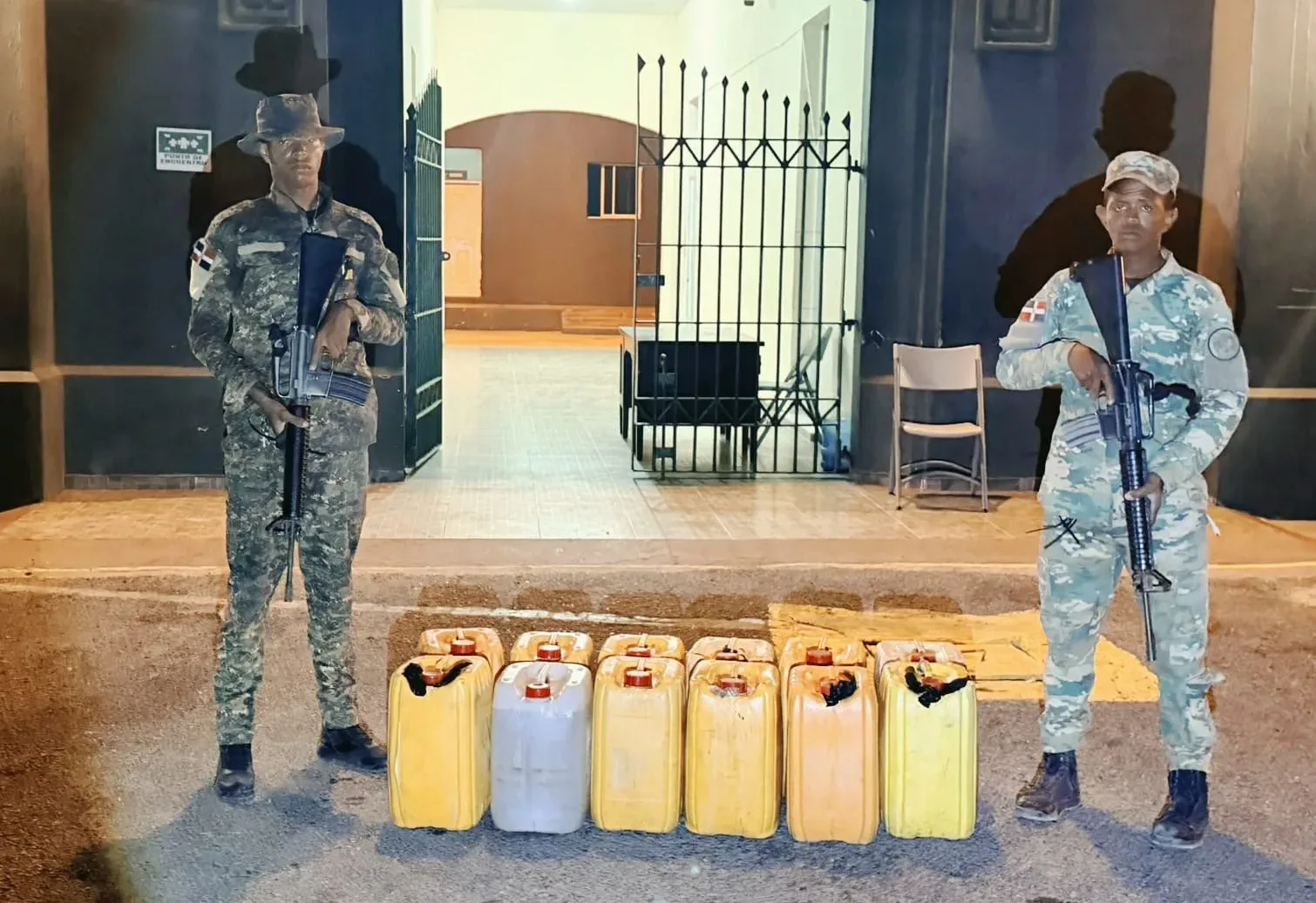 Soldados del Ejército ocupan 240 litros de clerén durante operativo en Playa Punta Luna, Montecristi