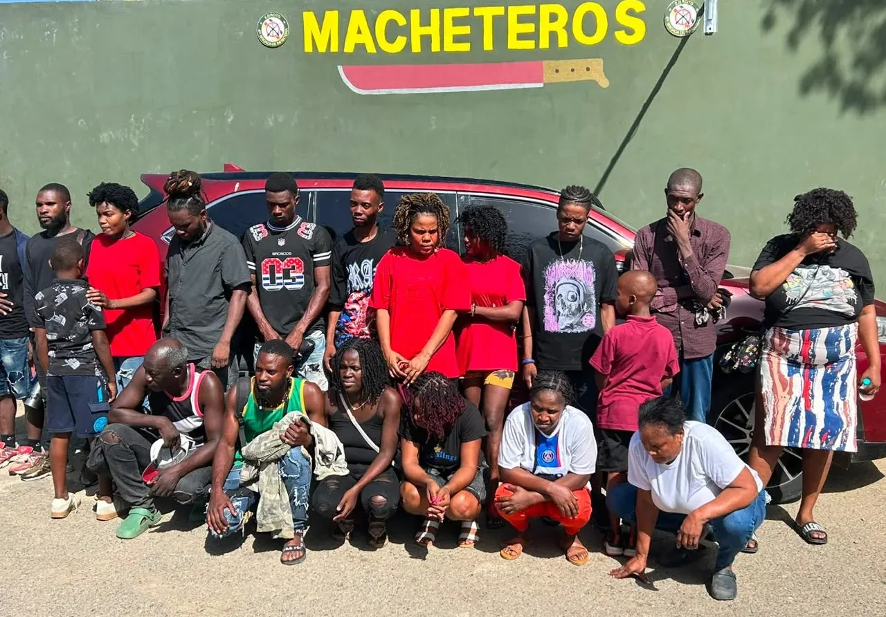 Soldados del ERD interceptan vehículo con 19 migrantes indocumentados en Santiago Rodríguez