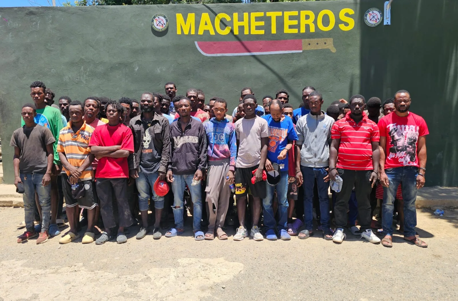 Patrullas del Ejército interceptan a un grupo de 49 haitianos indocumentados en caminos vecinales de Esperanza