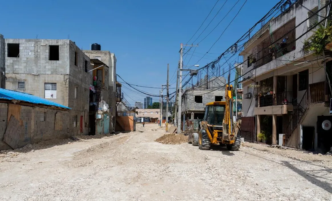 MIVHED avanza en transformación de Los Praditos: inician trabajos de subbase, alcantarillado y terracería para aceras y parques
