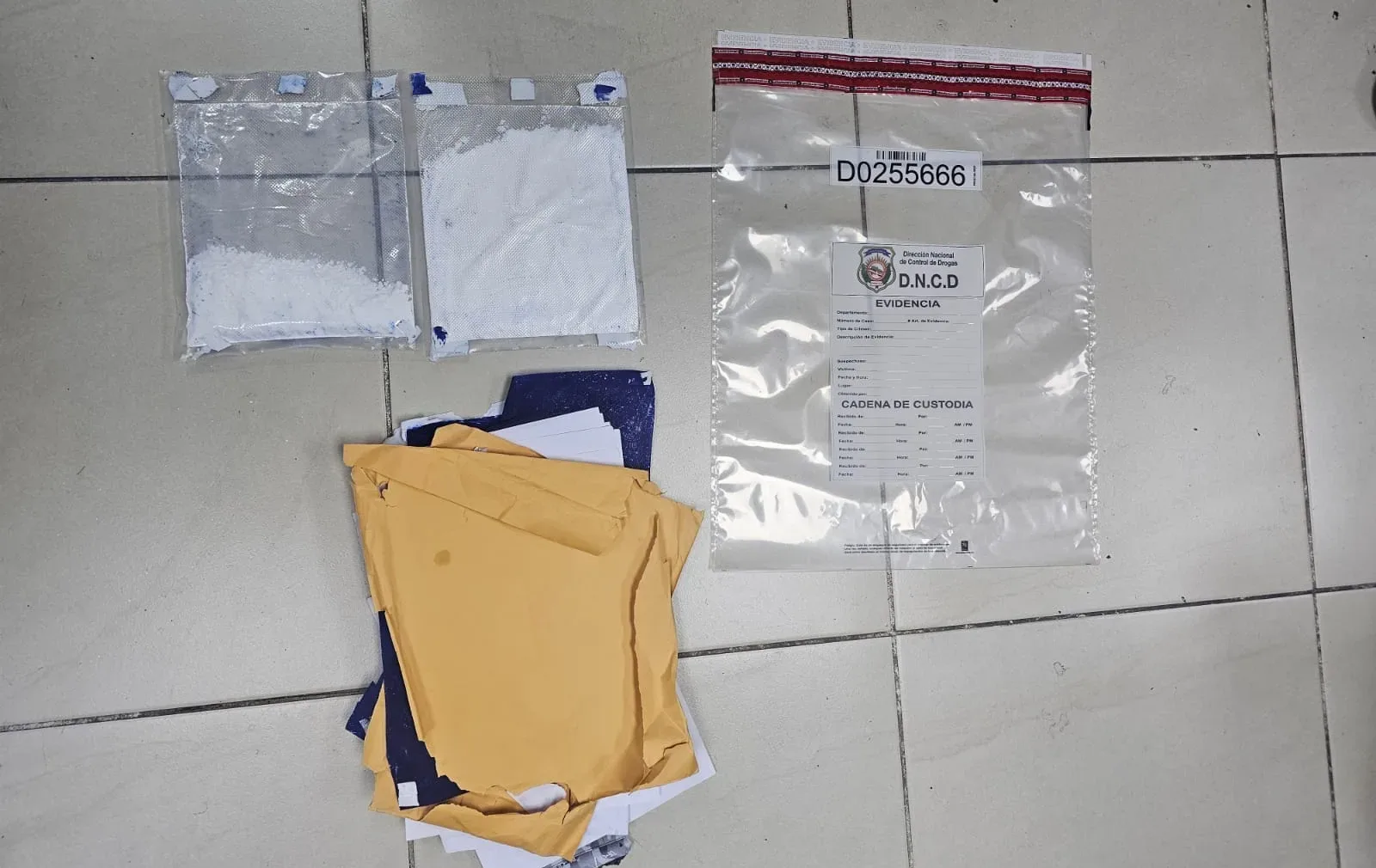 Frustran envío de láminas de presunta cocaína ocultas en folders y documentos