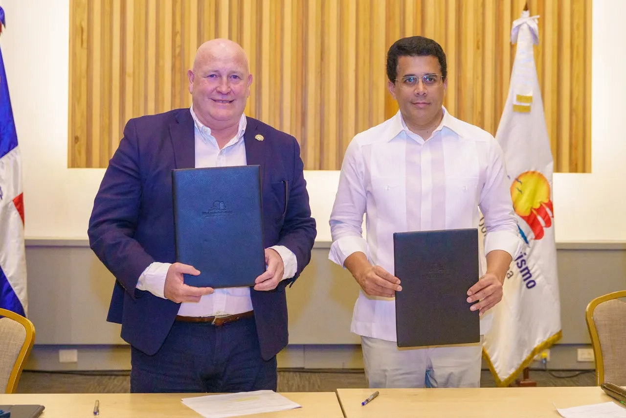 Ministro Collado firma acuerdo con ITF para fortalecer de la Movilidad Turística Sostenible