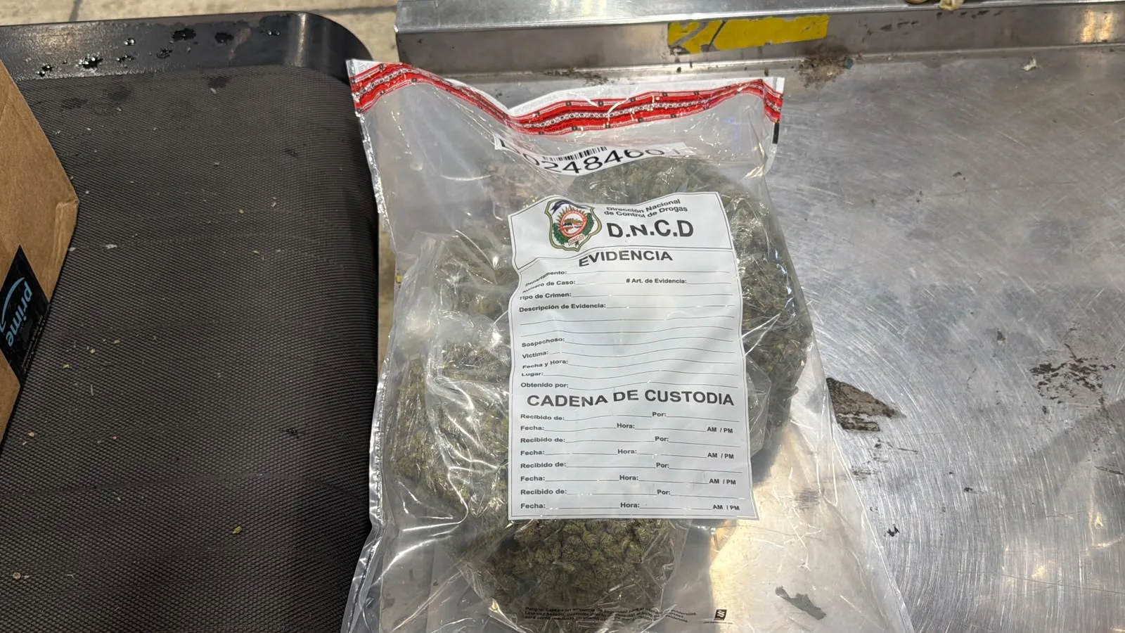 Operativos en el AILA dejan ocho paquetes y latas cargadas de marihuana