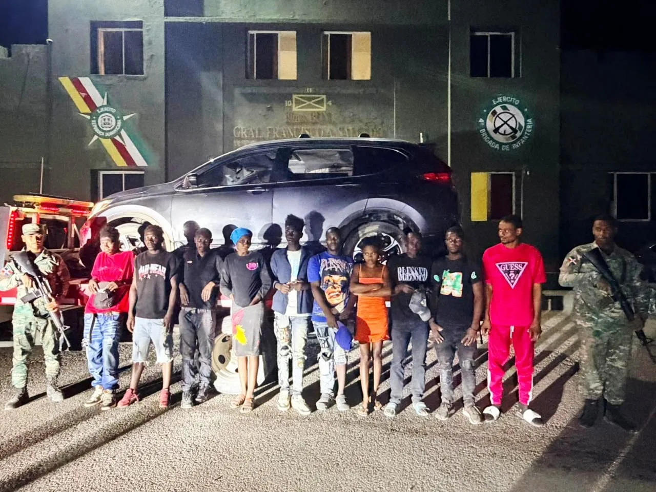 Ejército detiene a 10 haitianos indocumentados tras persecución de vehículo en Dajabón