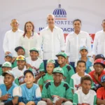 Presidente Abinader inaugura Play de escuela en Samaná que reafirma el compromiso de modernizar las instalaciones para la práctica deportiva de los jóvenes