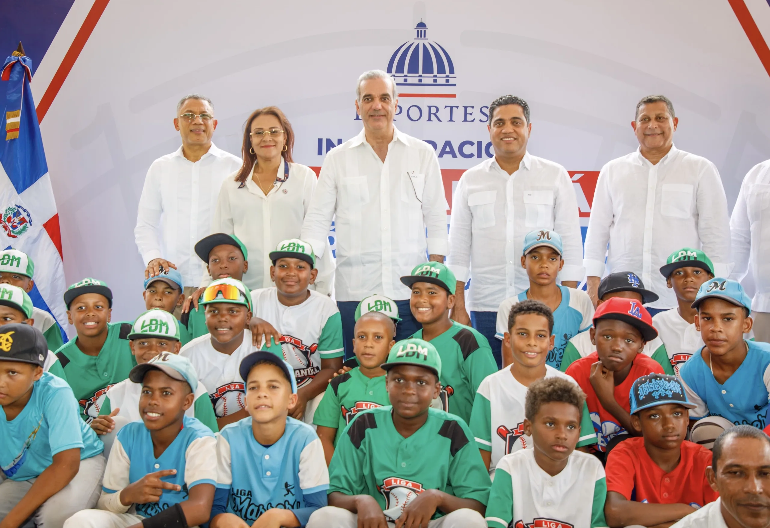 Presidente Abinader inaugura Play de escuela en Samaná que reafirma el compromiso de modernizar las instalaciones para la práctica deportiva de los jóvenes