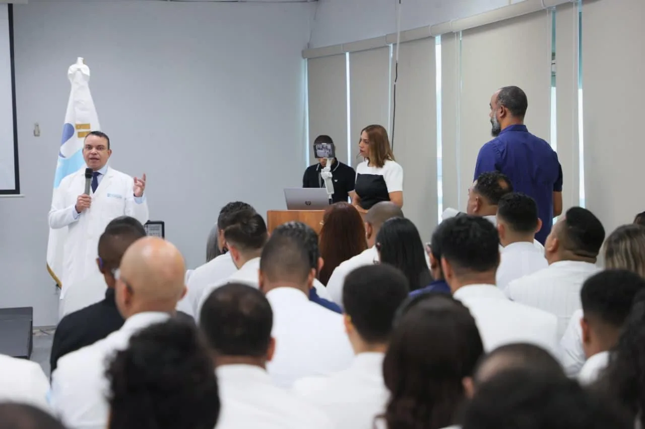 Director del SNS da la bienvenida a los nuevos residentes médicos del Hospital Ney Arias Lora