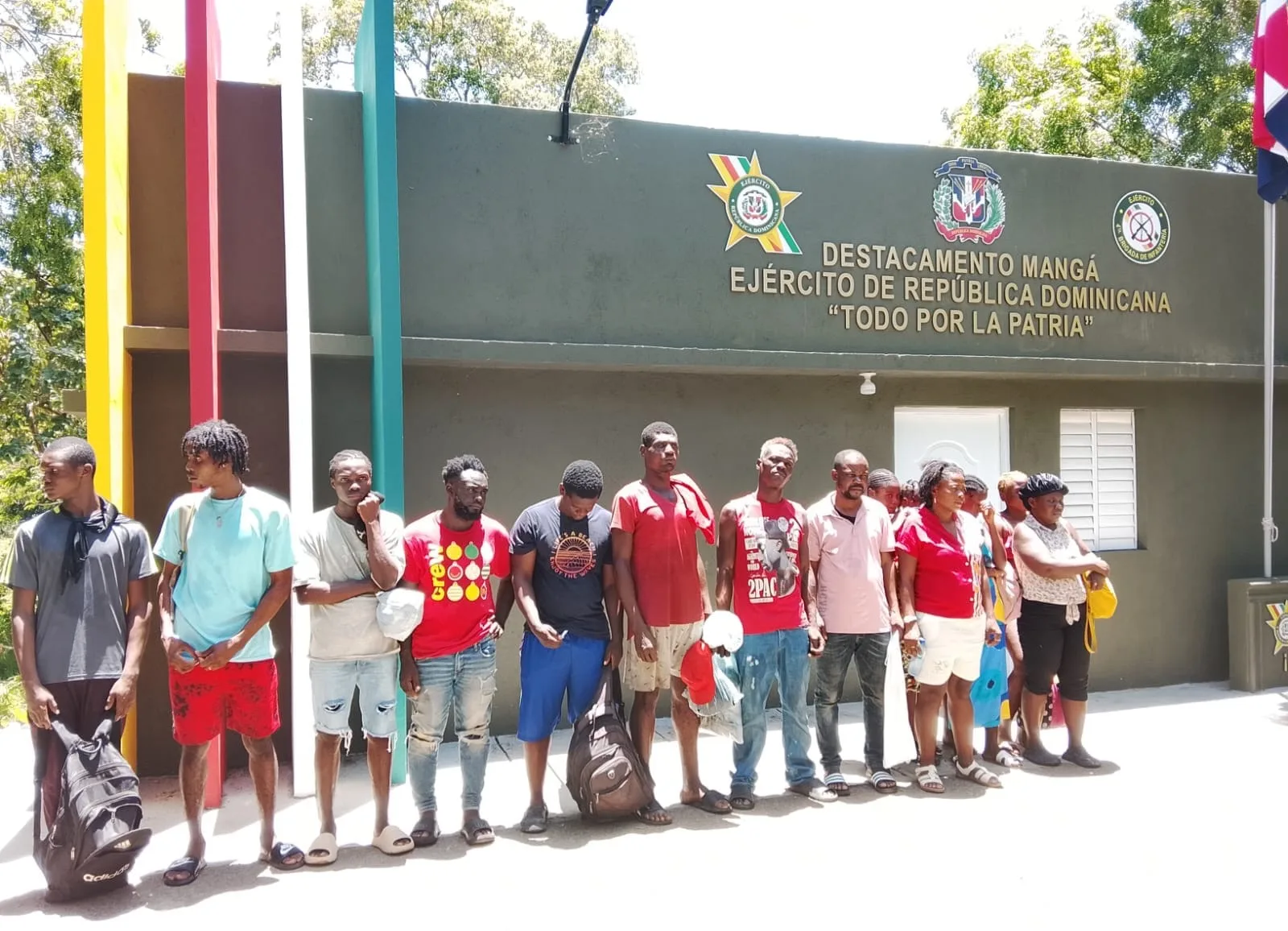 Ejército localiza grupo de 25 haitianos indocumentados durante operativos en Montecristi y Santiago Rodríguez