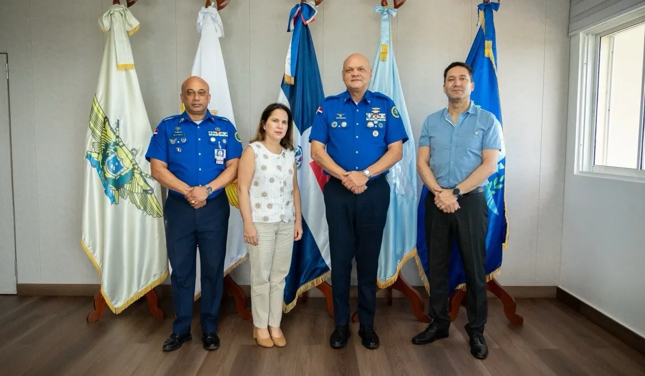 Director General de Aeronáutica Civil de Chile conoce capacidades operativas y formativas del CESAC durante visita oficial