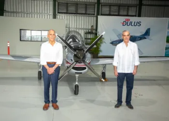 Abinader y Asfura visitan Base Aérea de San Isidro y observan ensamblaje del TS-7 Dulus
