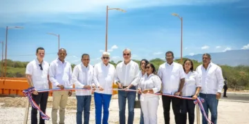 Presidente Abinader inaugura puente sobre río Penitente en Boca de Cachón uniendo comunidades históricamente aisladas; impacta a más de 11,750 personas