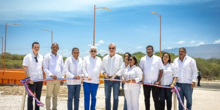 Presidente Abinader inaugura puente sobre río Penitente en Boca de Cachón uniendo comunidades históricamente aisladas; impacta a más de 11,750 personas