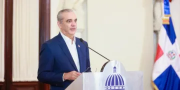 Presidente Abinader aboga por la libre competencia en telecomunicaciones para reducir tarifas y mejorar el servicio