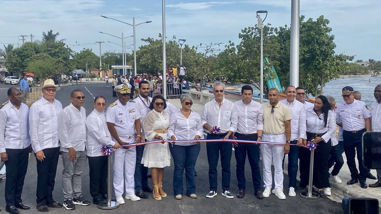 Presidente Luis Abinader y ministro David Collado entregan remozada playa El Faro en San Pedro de Macorís