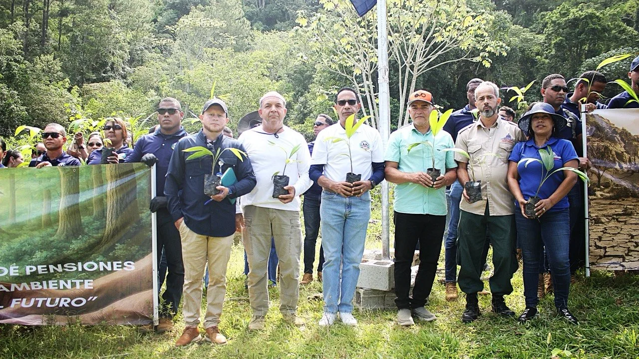 Ministerio de Defensa siembra esperanza y protege el agua mediante Jornada de Reforestación en Manabao