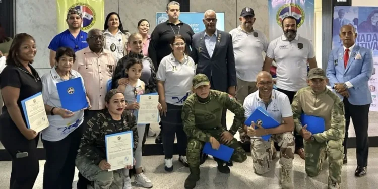 Hermandad de Veteranos beneficia a 34 pensionados con modernos equipos auditivos valorados en US$469,200