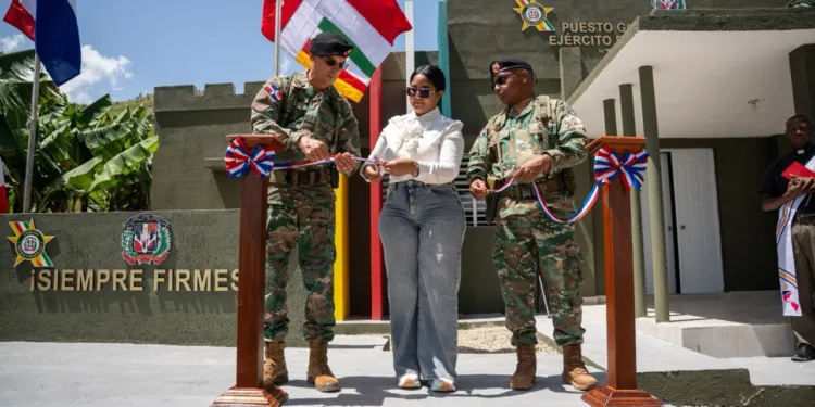 Comandante del Ejército reinaugura el puesto militar Aniceto Martínez tras su remodelación en Hondo Valle