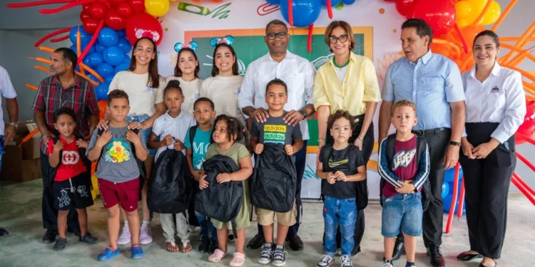 Arranca “A la Escuela con Propeep” en El Caimito, La Vega