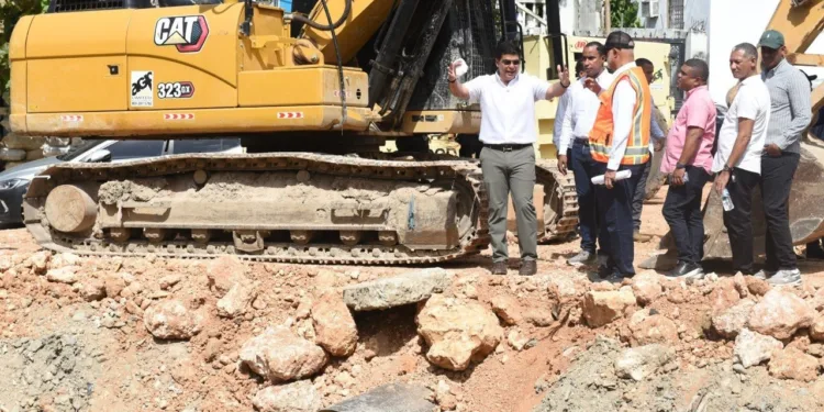 Fellito Suberví supervisa avance de trabajos en cañada Juan Valdez y Los Girasoles en el DN