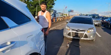 Periodista pide dar con paradero conductor provocó accidente múltiple y huyó del lugar