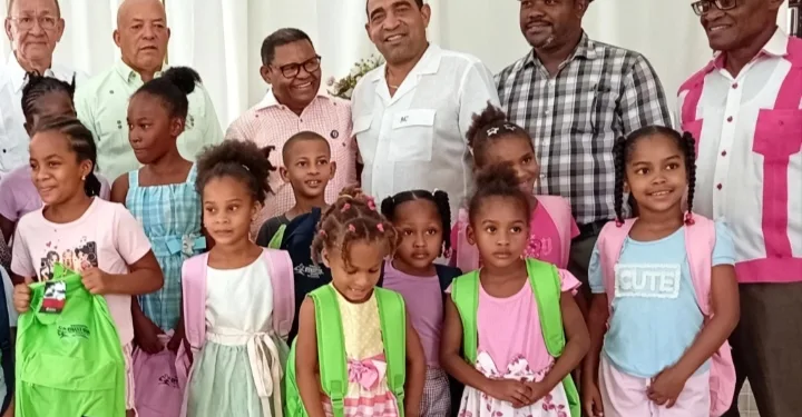 Arsenio Quevedo lleva apoyo educativo a miles de estudiantes de Elías Piña