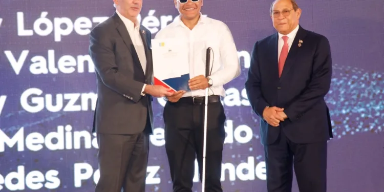 Presidente Abinader entrega 1,500 becas internacionales para cursar programas de especialización, maestrías y doctorados en universidades del extranjero