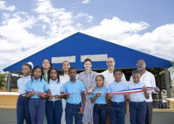 Gobierno inaugura en Azua techado de la Escuela Javier Antonio Castillo Pérez para beneficiar a 349 estudiantes y la comunidad