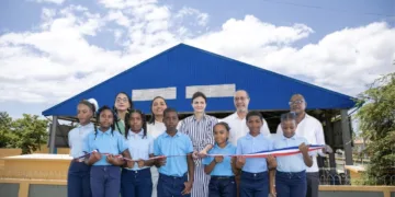 Gobierno inaugura en Azua techado de la Escuela Javier Antonio Castillo Pérez para beneficiar a 349 estudiantes y la comunidad
