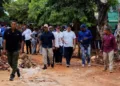 Fellito Suberví inspecciona obras en las “villas” y pide paciencia a comerciantes y residentes