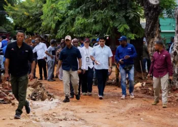 Fellito Suberví inspecciona obras en las “villas” y pide paciencia a comerciantes y residentes