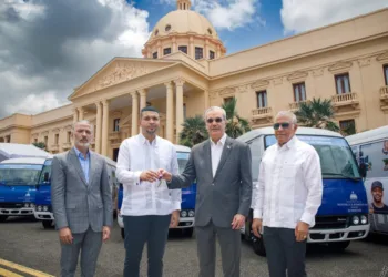 Presidente Abinader transforma la movilidad universitaria con la entrega de 40 nuevos autobuses en beneficio de miles de estudiantes de todo el país