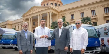Presidente Abinader transforma la movilidad universitaria con la entrega de 40 nuevos autobuses en beneficio de miles de estudiantes de todo el país