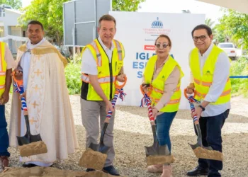Ministro Ito Bisonó inicia construcción de obras comunitarias y religiosas en Santiago