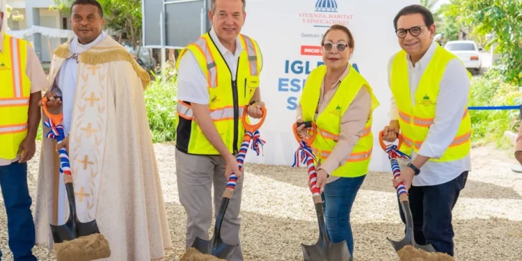 Ministro Ito Bisonó inicia construcción de obras comunitarias y religiosas en Santiago