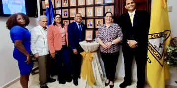 Develan retrato del Dr. Christian Mateo Michelis en el marco de la Semana del Médico