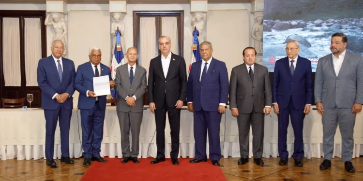 Presidente Abinader: Dejaremos un legado histórico con la entrega de títulos de Parques Nacionales al Estado Dominicano, Bienes Nacionales recibe seis títulos de Montaña La Humeadora y Loma Novillero