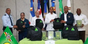 COOPINFA entrega útiles escolares a socios en retiro y sus familias