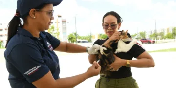 Ministerio de Salud vacuna más de cien perros y gatos durante jornada antirrábica en Ciudad Juan Bosch