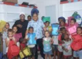 Dirigente comunitario Yuli Norberto Martínez entrega útiles escolares a decenas de niños vulnerables previo al inicio del año escolar