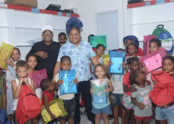 Dirigente comunitario Yuli Norberto Martínez entrega útiles escolares a decenas de niños vulnerables previo al inicio del año escolar